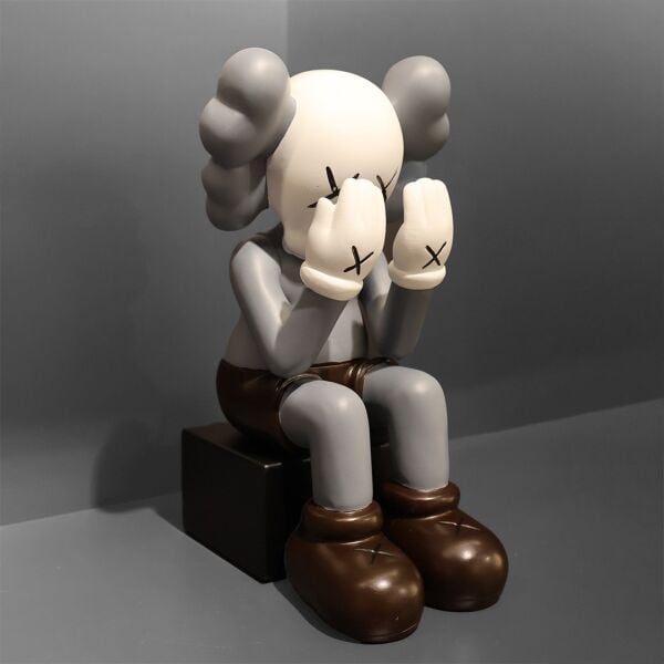 İthal Oturan Kaws