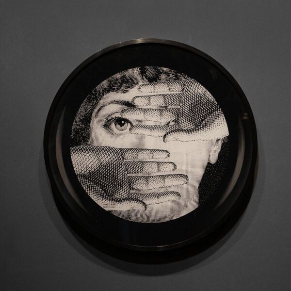 Yüzünü Kapatan Kadın Tablo