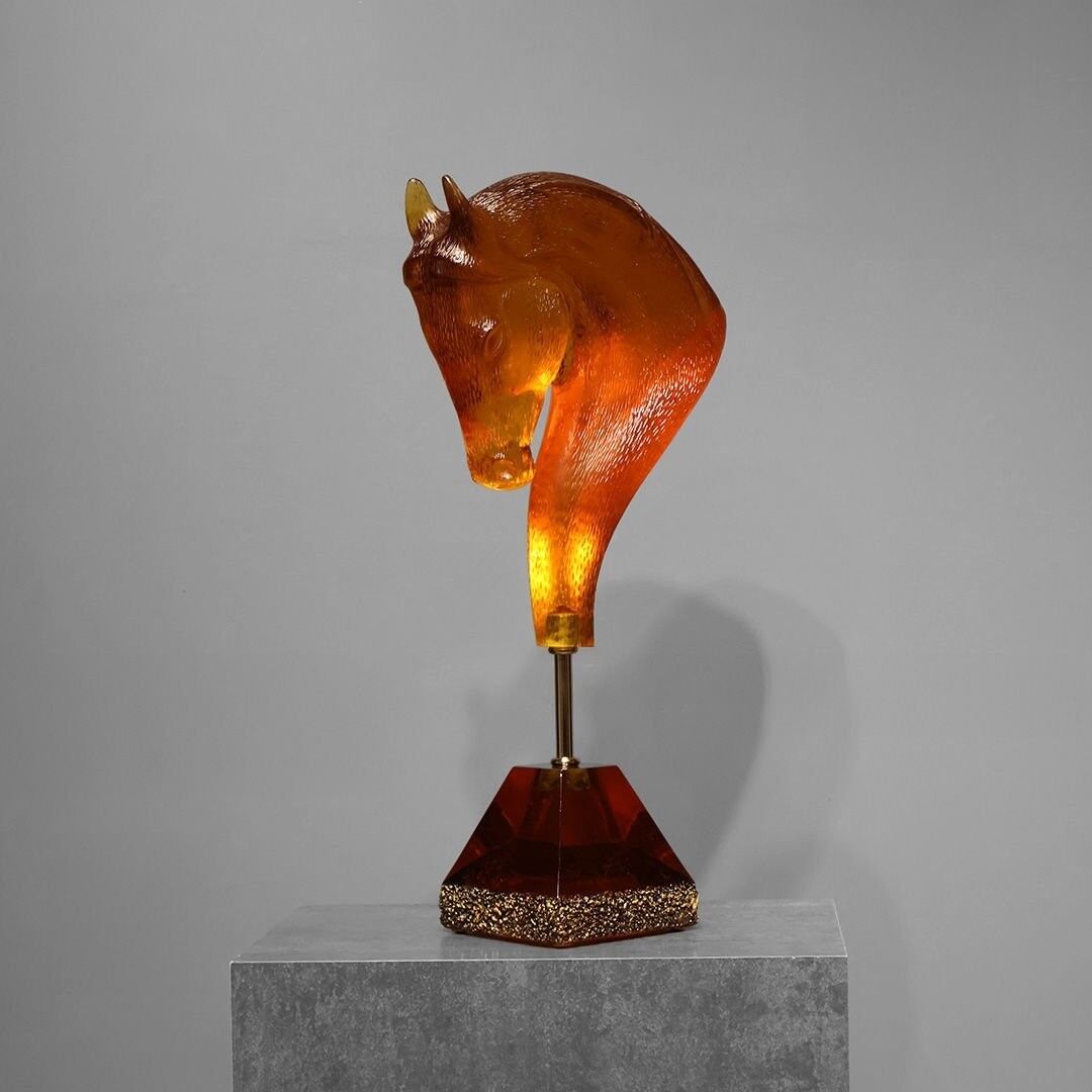 REÇİNE AT HEYKELİ AMBER Amber