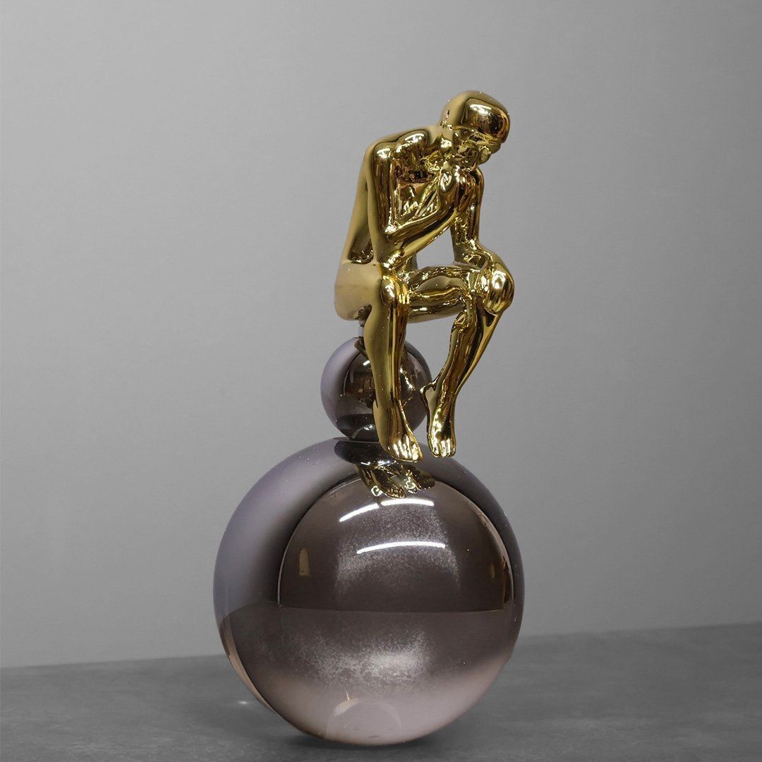 Küre Üstünde Düşünen Adam Büyük Boy Gold