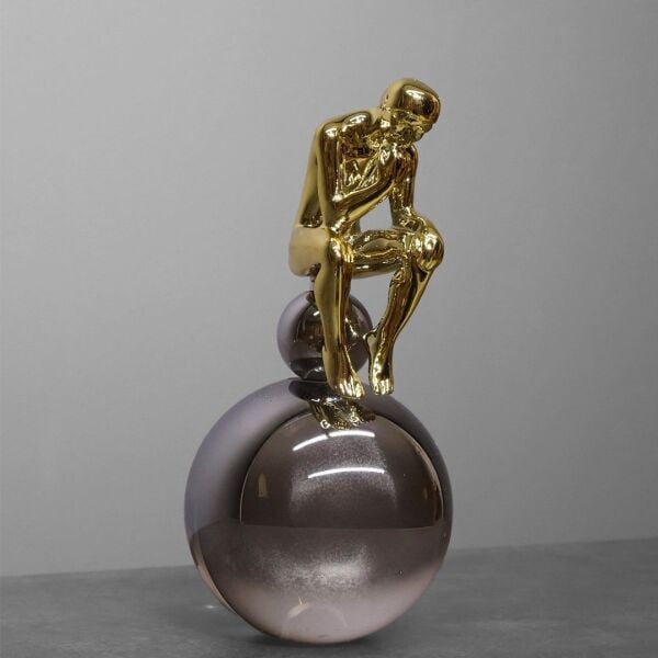 Küre Üstünde Düşünen Adam Büyük Boy Gold