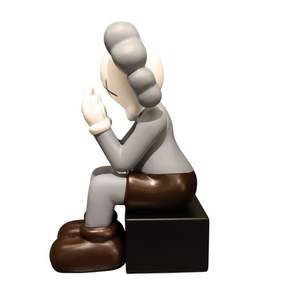 İthal Oturan Kaws