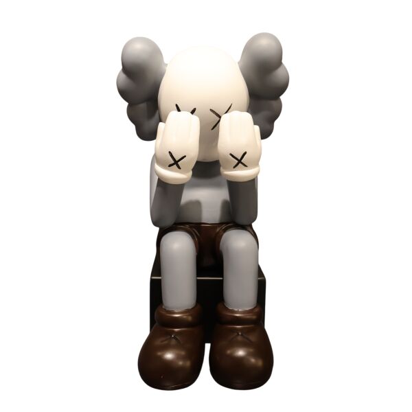 İthal Oturan Kaws