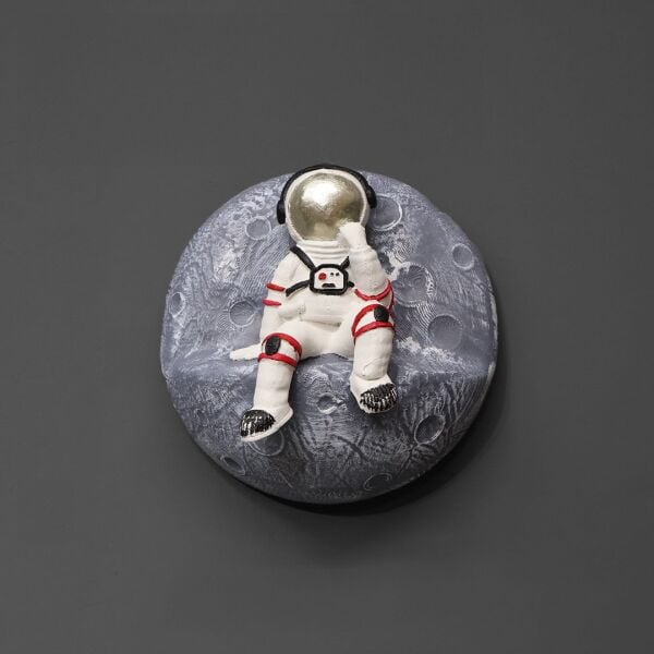 Ayda Oturan Astronot Biblo